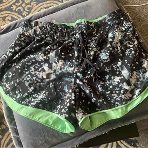 Lululemon Choose a side reversible mid-rise 3” short